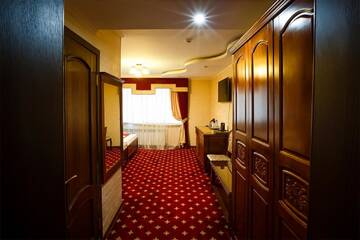 Фото номера Улучшенный номер с 2 кроватями размера «queen-size» Отель Salut Hotel Almaty г. Алматы 3