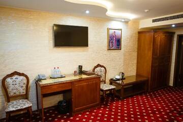 Фото номера Улучшенный номер с 2 кроватями размера «queen-size» Отель Salut Hotel Almaty г. Алматы 4