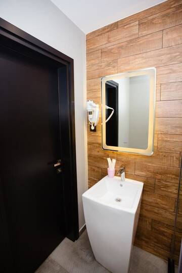 Фото номера Люкс с кроватью размера «king-size» Отель Eleven Hotel and Hall г. Алматы 3