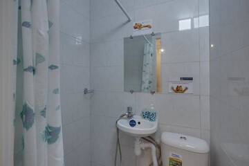 Фото номера Бюджетный двухместный номер с 1 кроватью Апарт-отели YourHouse микрорайон 1, дом 76 - экономичнее квартиры, уютнее гостиницы г. Алматы 15
