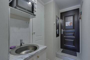 Фото номера Бюджетный двухместный номер с 1 кроватью Апарт-отели YourHouse микрорайон 1, дом 76 - экономичнее квартиры, уютнее гостиницы г. Алматы 16