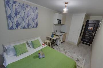 Фото номера Двухместный номер с 1 кроватью Апарт-отели YourHouse микрорайон 1, дом 76 - экономичнее квартиры, уютнее гостиницы г. Алматы 9