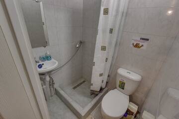 Фото номера Двухместный номер с 1 кроватью Апарт-отели YourHouse микрорайон 1, дом 76 - экономичнее квартиры, уютнее гостиницы г. Алматы 5