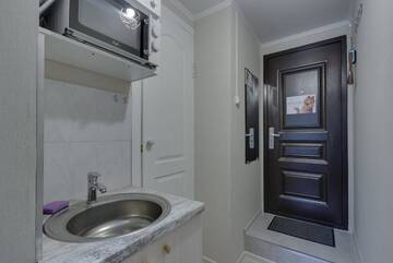 Фото номера Бюджетный двухместный номер с 1 кроватью Апарт-отели YourHouse микрорайон 1, дом 76 - экономичнее квартиры, уютнее гостиницы г. Алматы 7