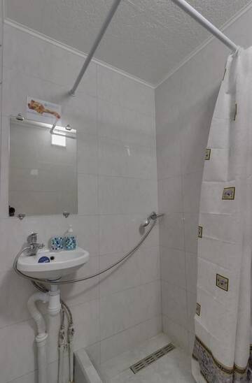 Фото номера Двухместный номер с 1 кроватью Апарт-отели YourHouse микрорайон 1, дом 76 - экономичнее квартиры, уютнее гостиницы г. Алматы 4