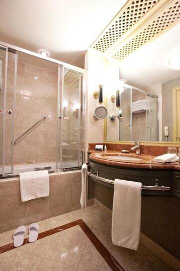 Фото номера Двухместный номер Делюкс с 2 отдельными кроватями Отель InterContinental Almaty г. Алматы 6