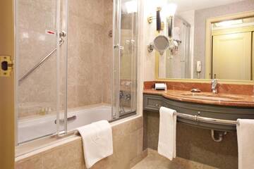 Фото номера Двухместный номер Делюкс с 2 отдельными кроватями Отель InterContinental Almaty г. Алматы 15