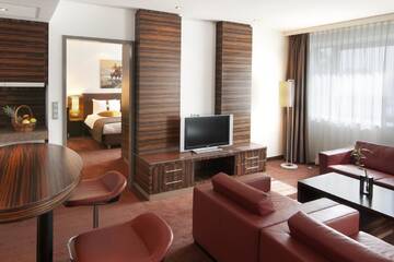 Фото номера Суперлюкс с кроватью размера &quot;king-size&quot; Отель Holiday Inn Almaty г. Алматы 2