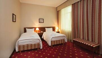 Фото номера Улучшенный двухместный номер с 2 отдельными кроватями Отель Grand Tien Shan Hotel г. Алматы 2