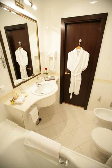 Фото номера Улучшенный двухместный номер с 1 кроватью Отель Grand Tien Shan Hotel г. Алматы 3