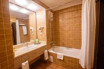 Фото номера Двухместный номер Делюкс с 1 кроватью Курортные отели Samal Resort &amp; SPA г. Алматы 7