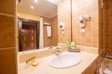 Фото номера Двухместный номер Делюкс с 1 кроватью Курортные отели Samal Resort &amp; SPA г. Алматы 8