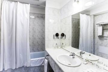Фото номера Люкс «Мини» с кроватью размера «queen-size» — Для некурящих Отель Отель Best Western Plus Atakent Park г. Алматы 3