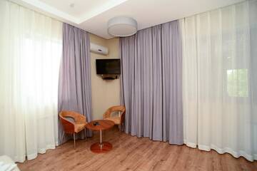 Фото номера Люкс с балконом Отель Grushevy Hospitality Boutique г. Алматы 4