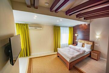 Фото номера Улучшенный двухместный номер с 1 кроватью Отель Resident Hotel Delux г. Алматы 3